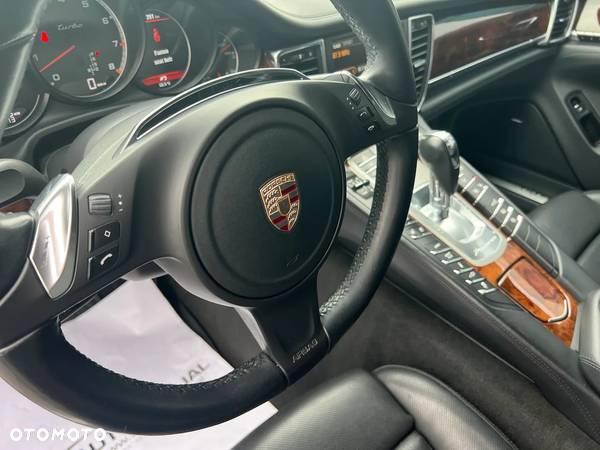 Porsche Panamera Turbo PDK - 21