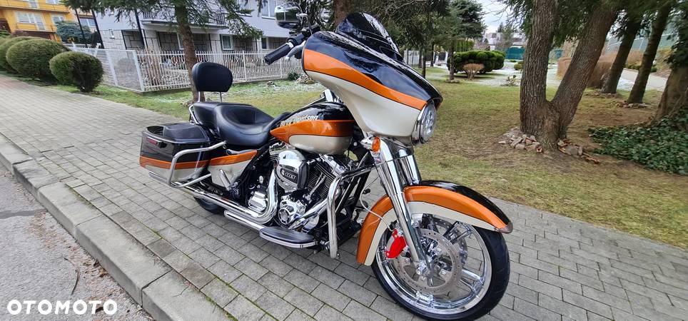 Harley-Davidson Touring Street Glide - 2