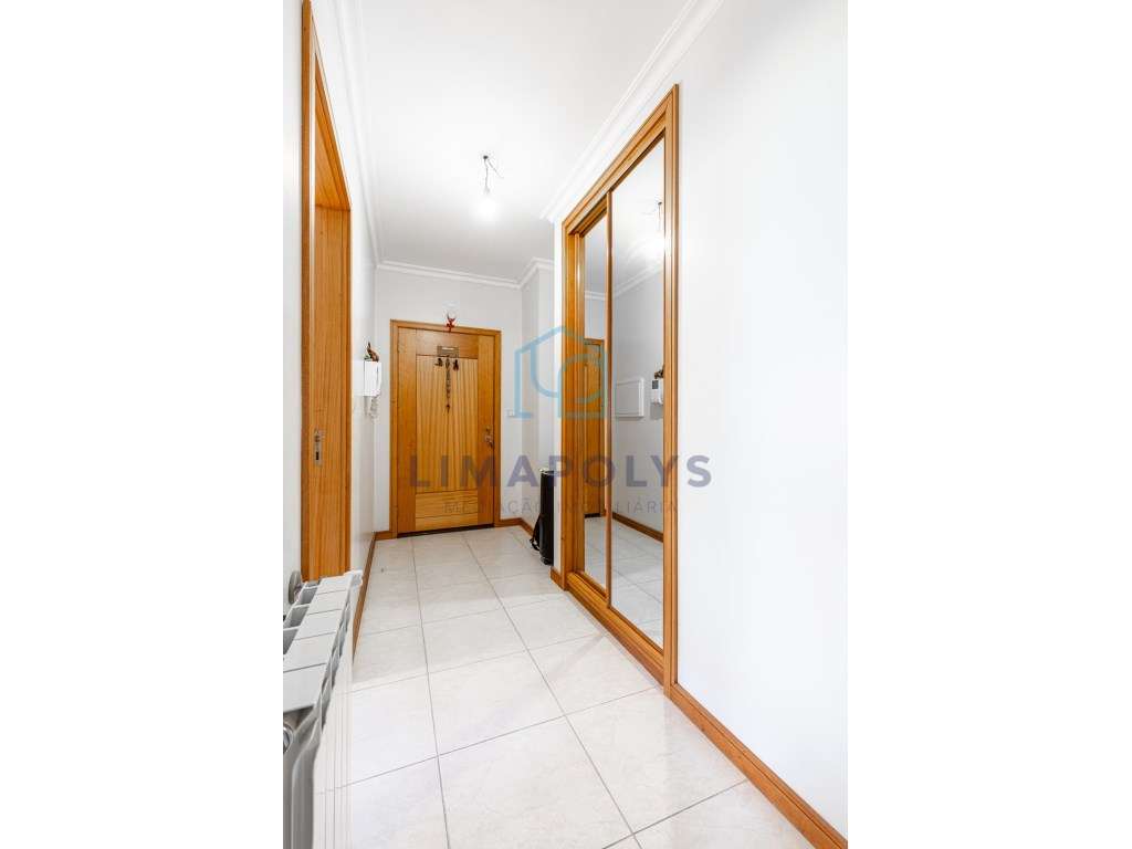 Apartamento T1 com lugar de garagem e arrecadação-5