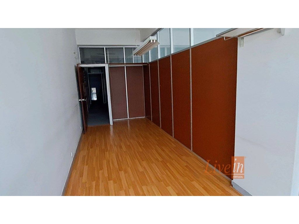 Loja com 110m2 no Cacém