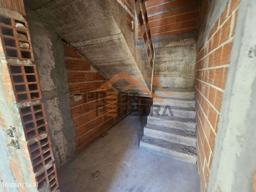 Moradia T4 em fase de construção, situada no Bairro Casal São Sebas...-21