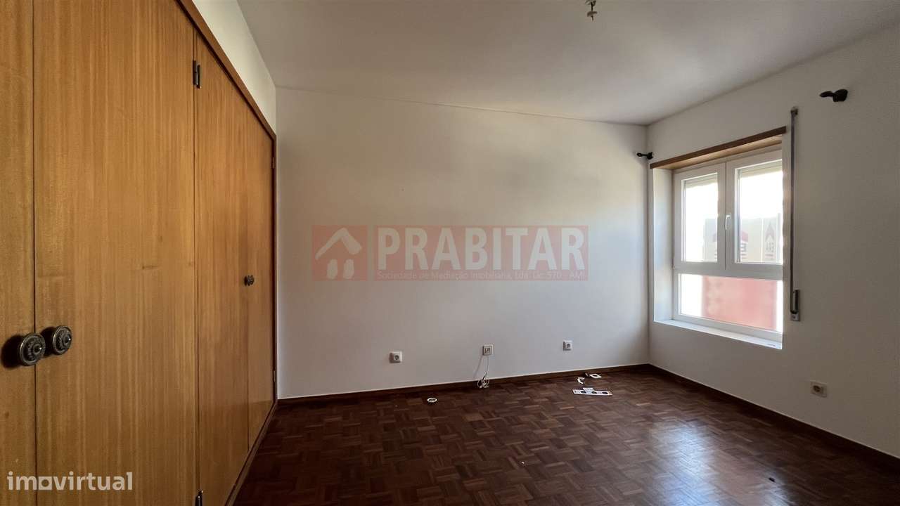 Apartamento T4 com garagem na Quinta D. João-17