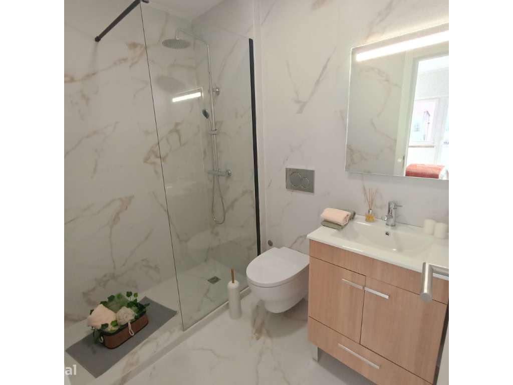 Apartamento T3 Remodelado em Benfica-8