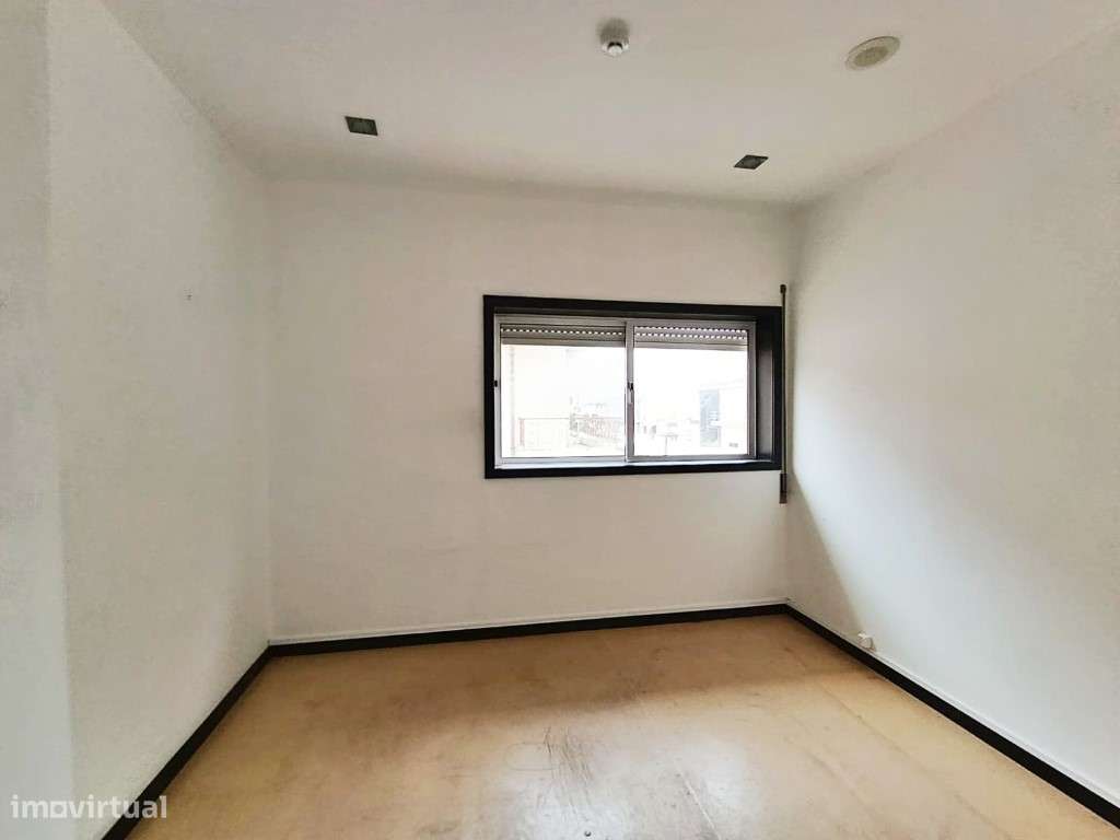 Loja com 145 m² | Excelente Localização junto ao Metro-14