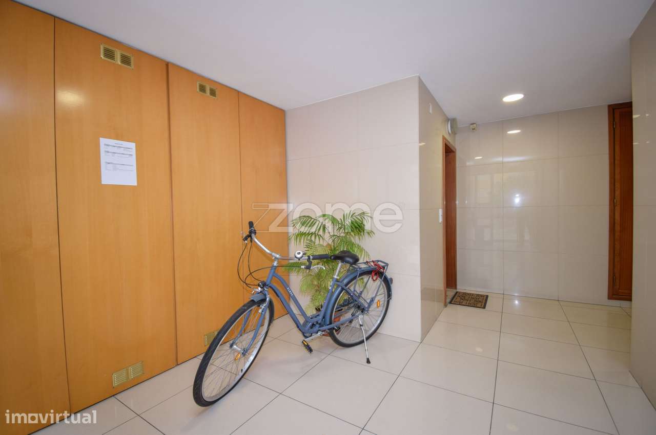 T4 para arrendamento com varandas e garagem ao Hospital Torres Vedras - Grande imagem: 4/29