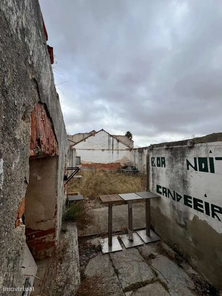 Prédio urbano em ruína - Sarilhos Grandes - Grande imagem: 4/24