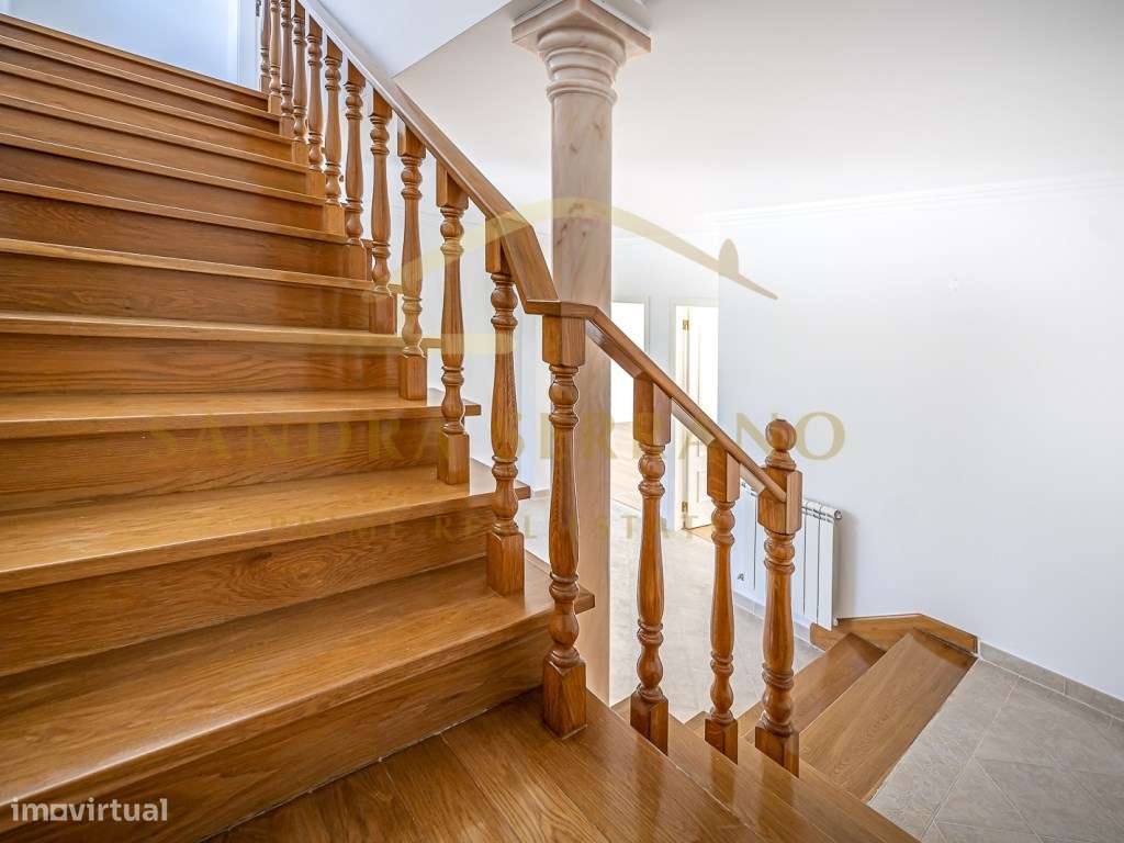 Moradia de traça tradicional com 7 assoalhadas-26