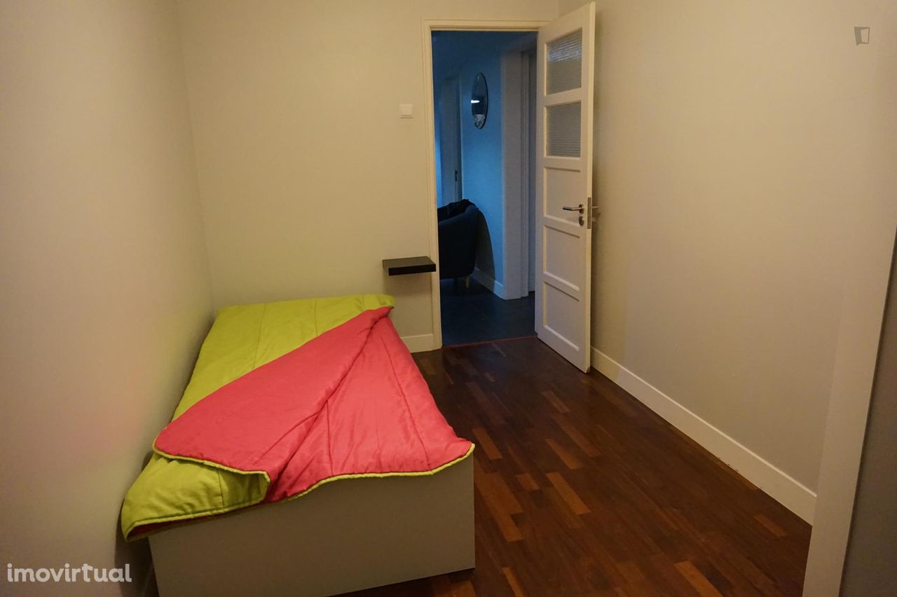 81860 - Quarto com cama de solteiro, com varanda, em apartamento...