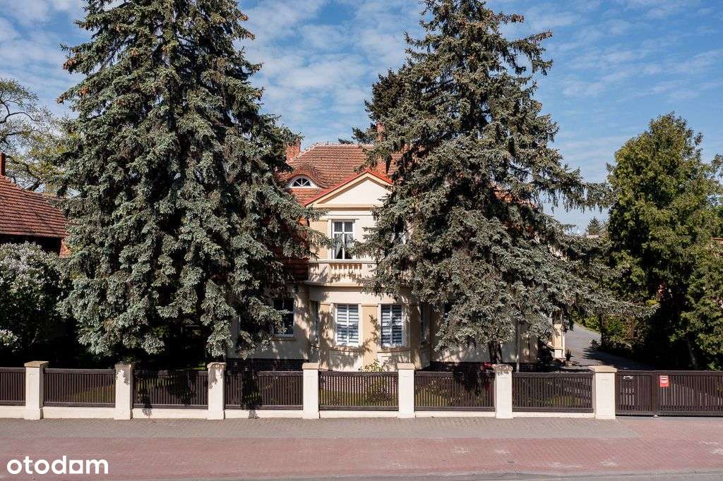 Willa w klasycznym stylu z ogrodem-5