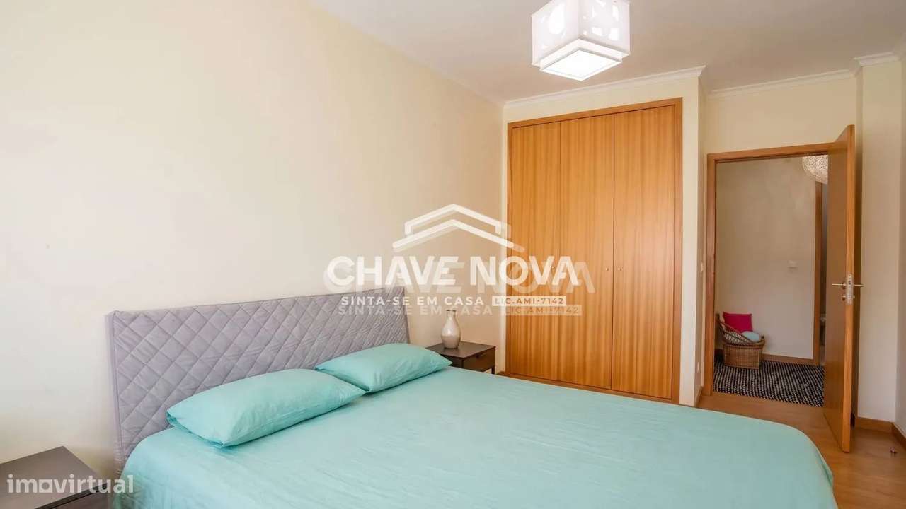 Apartamento T2, em Pedroso, com duas varandas, garagem e arrumos-24