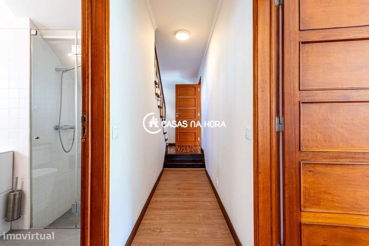 Moradia T3+T1  na Rua João das Regras, junto à Avenida de Sintra.-19