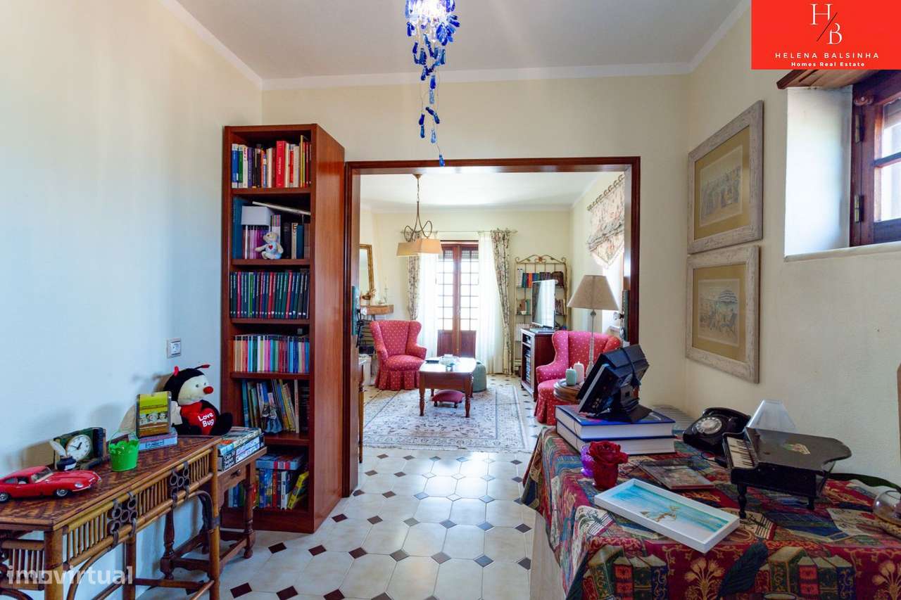 Bonita moradia V6, situada nos Casais de São Lourenço, junto à pra-40