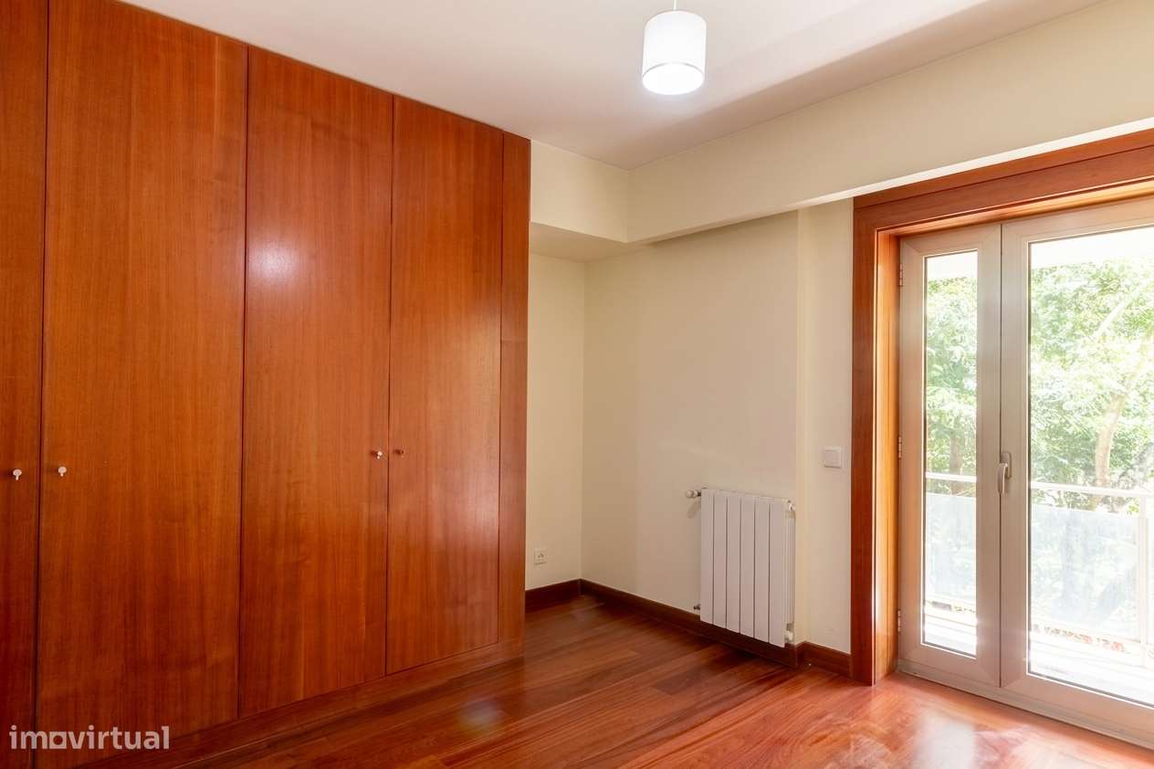 Apartamento T5 com 4 casas de banho e garagem-39