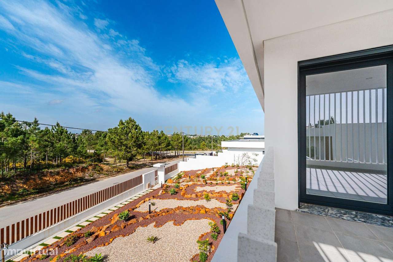 Moradia T4 em Fernão Ferro, Seixal, com Piscina e enorme Jardim-52