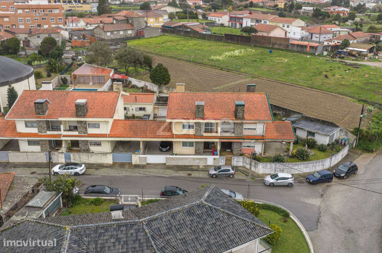 Moradia T4 Renovada | 3 Frentes | Boas Áreas | Vila Nova de Gaia - Grande imagem: 4/44