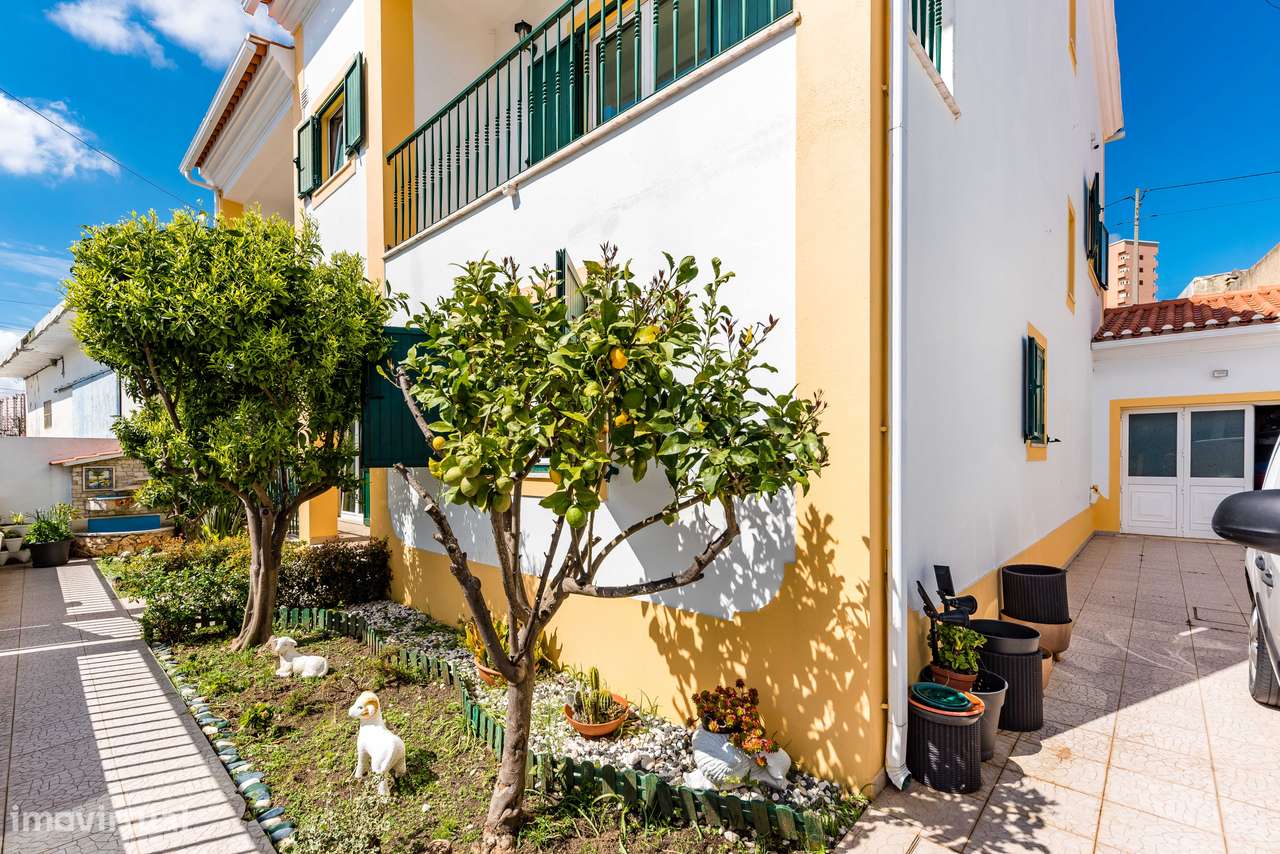 Moradia Isolada com 5 quartos| 2 Suite | Garagem e Sótão | 5m Metro-31