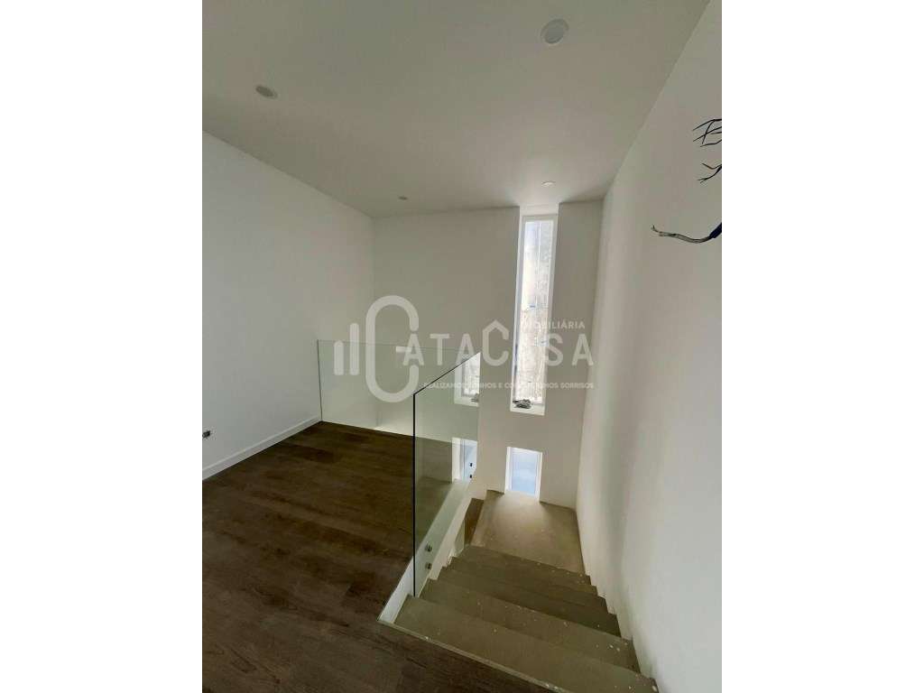 Moradia T3+1 Isolada NOVA no centro de Aguada de Cima-10