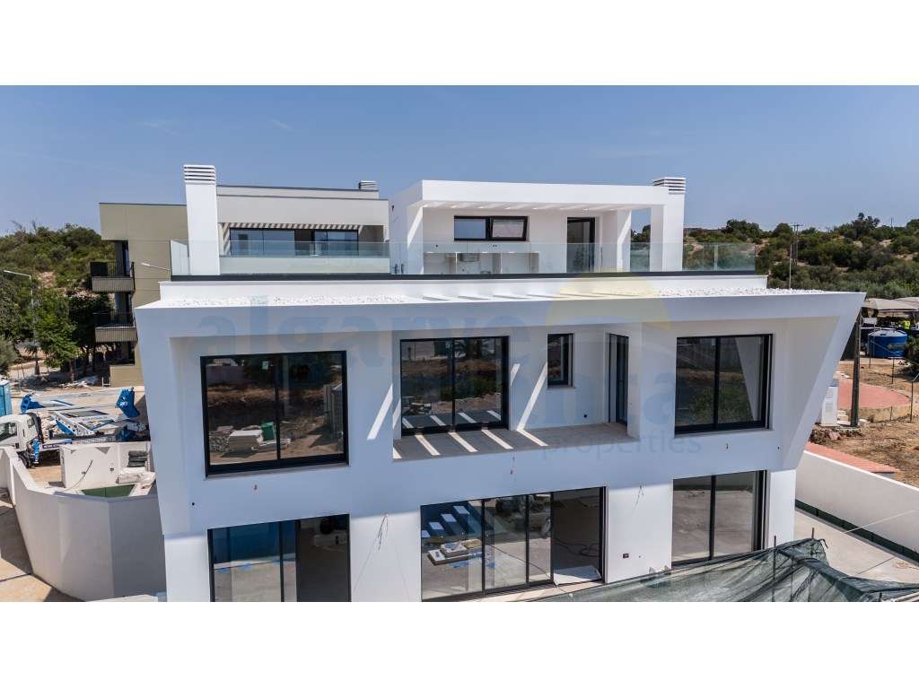 Moradia T4 de Arquitetura Contemporânea com Piscina, Rooftop e Vist...-13