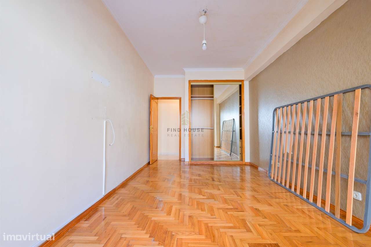 Apartamento T2 com terraço, lugar de garagem e arrecadação em Vale de-11