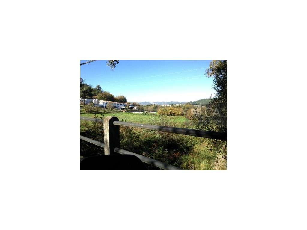 Prédio rústico proximo do aglomerado urbano da localidade de Mondim... - Grande imagem: 2/3