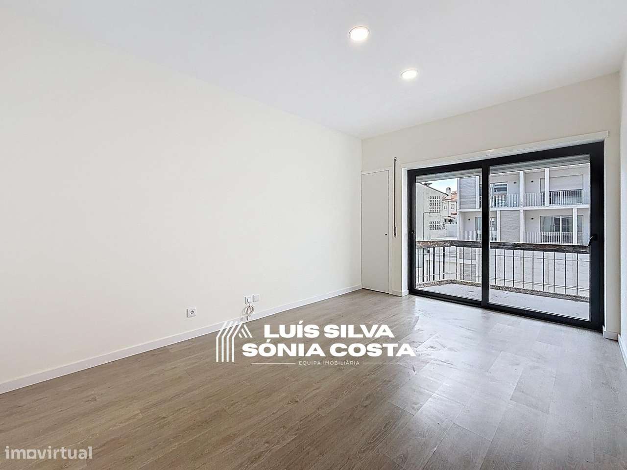 Apartamento T4 Totalmente Remodelado com 2 Varandas e Elevador –...-14