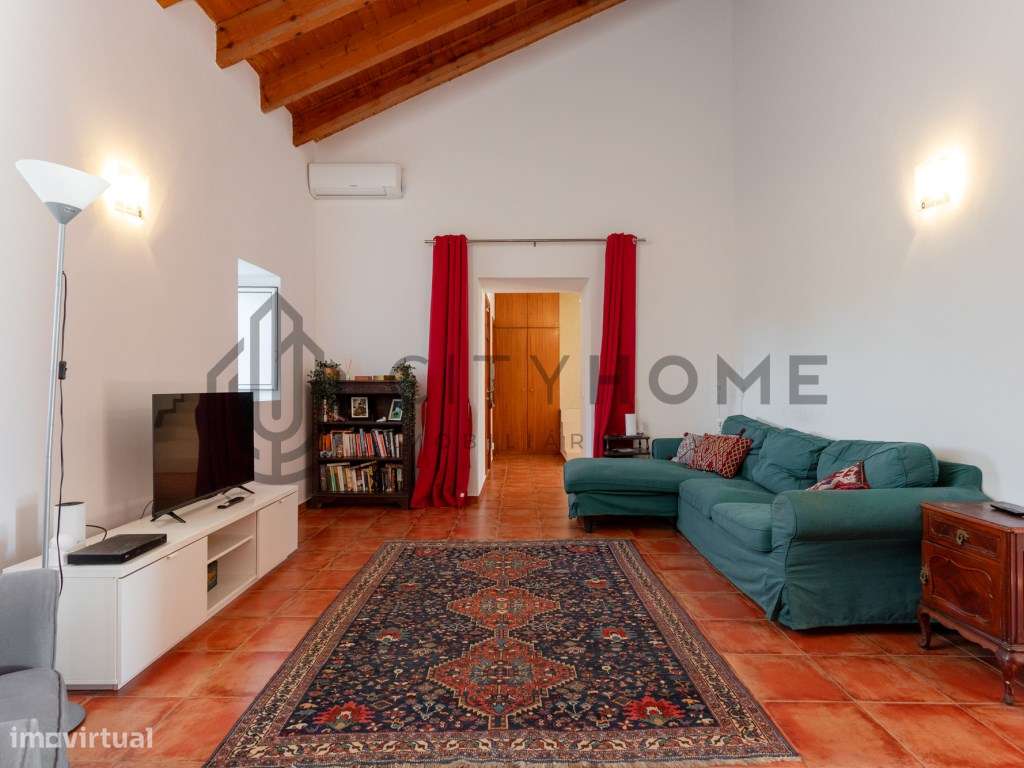 Moradia T4 com piscina infinita em terreno amplo em Silves-13