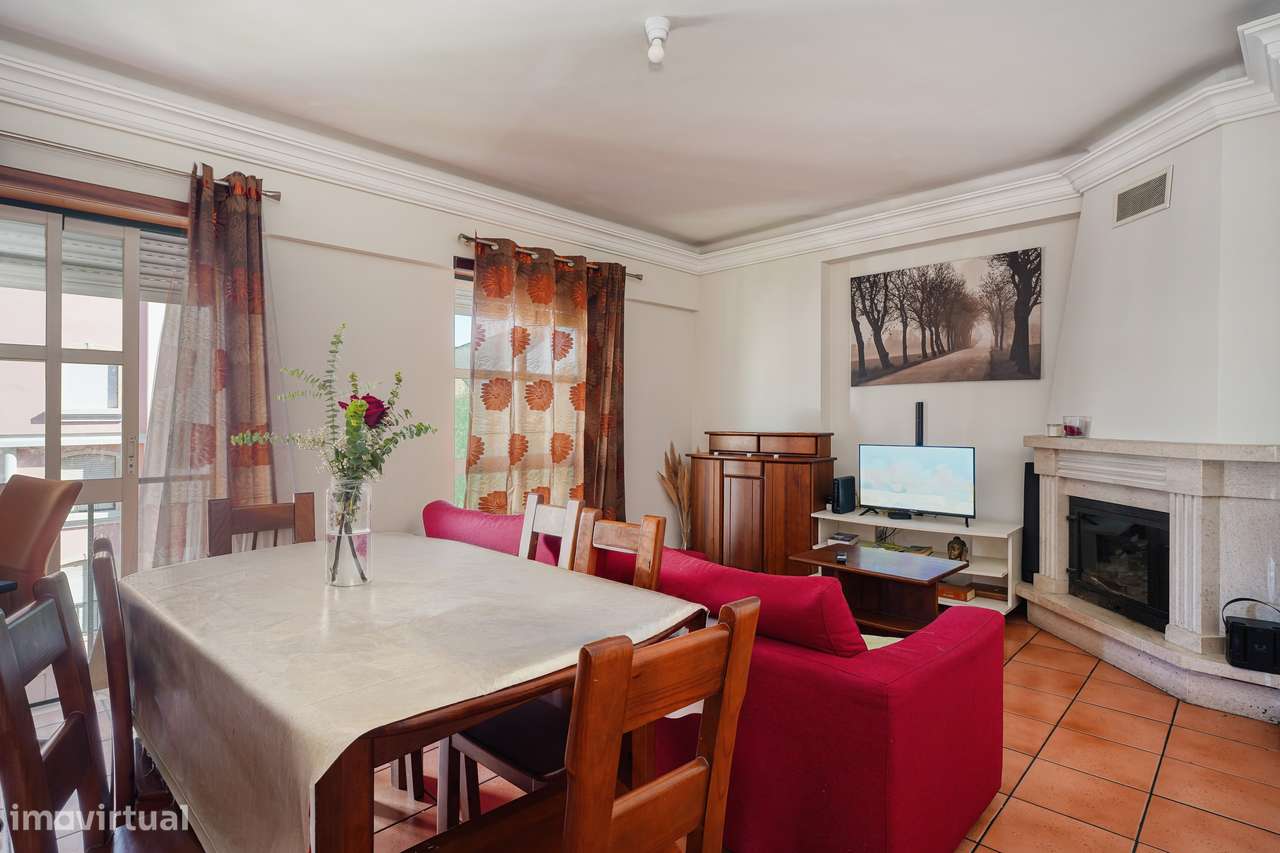 Apartamento T2 com garagem e elevador no Barreiro-3