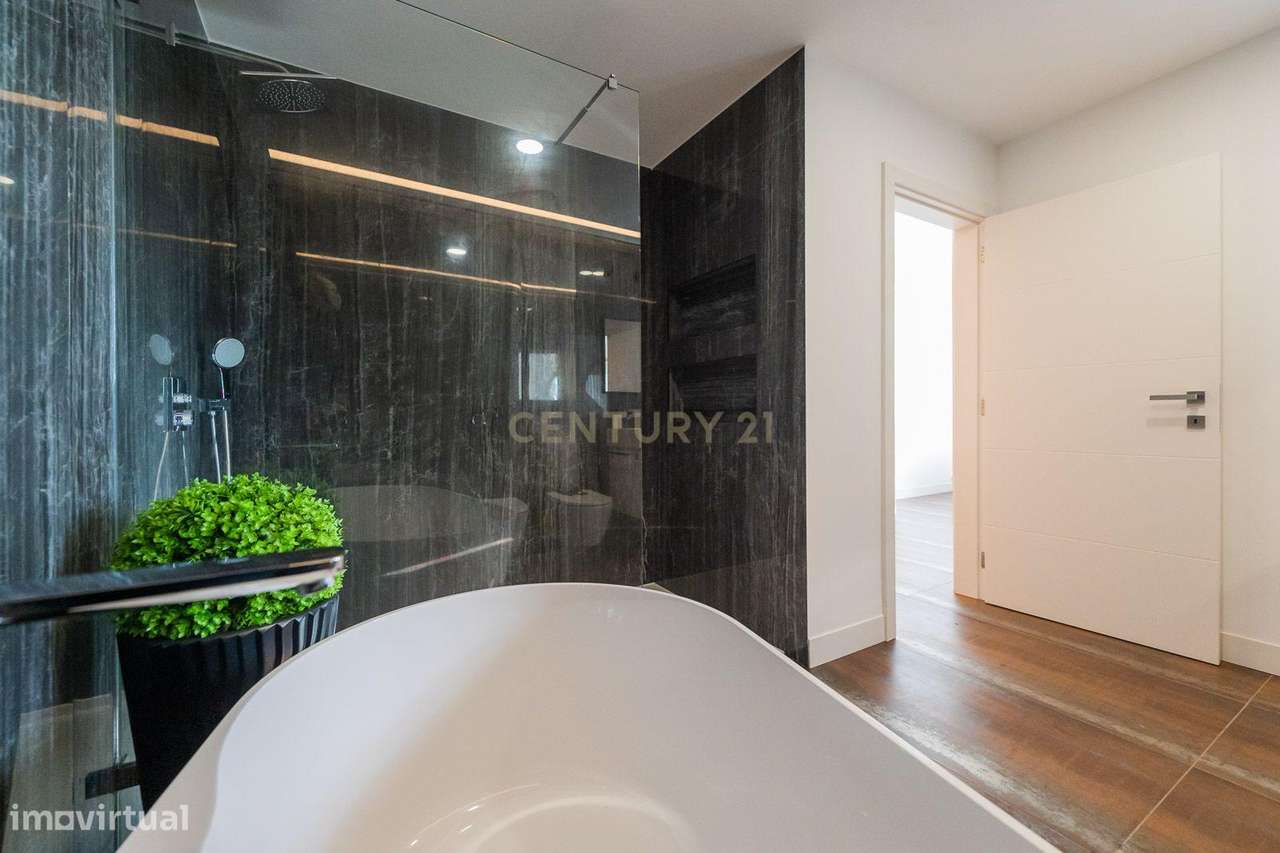 Excelente moradia geminada V4 em Urbanização nova na zona de Albarraqu-49