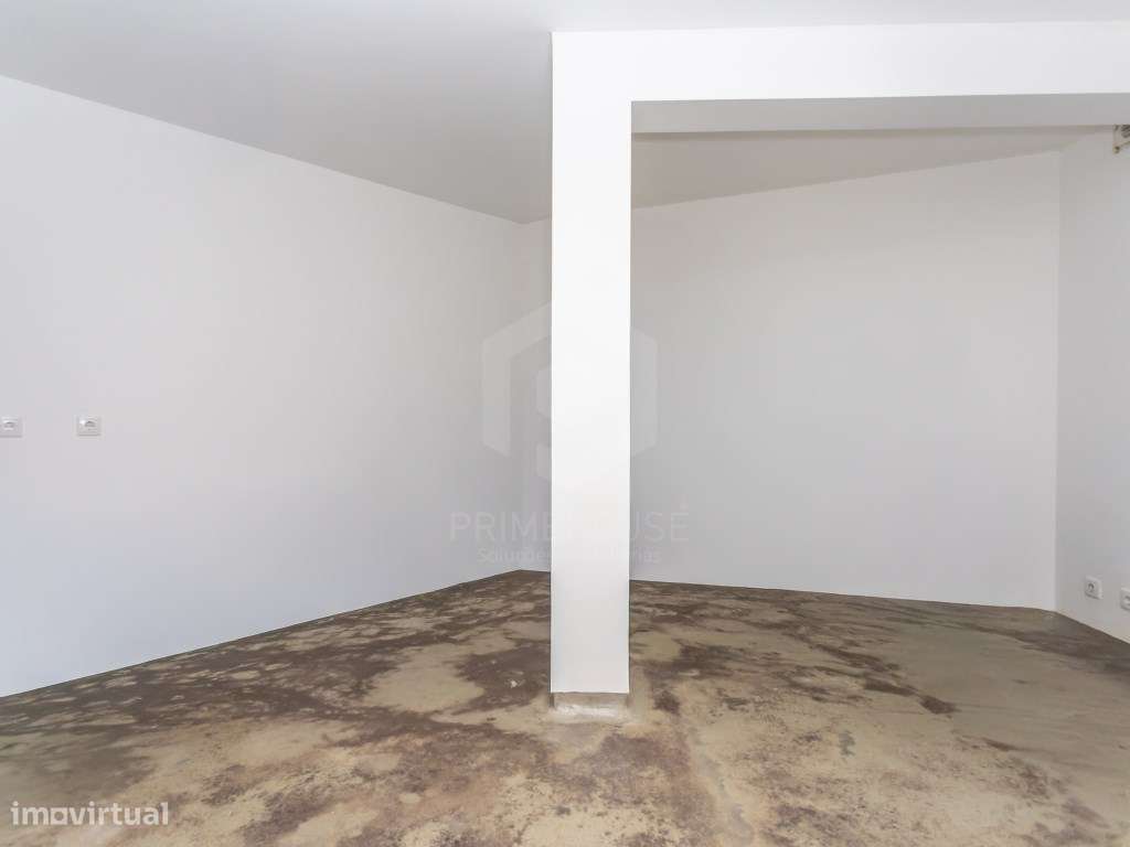 Predio no centro historico do seixal-38