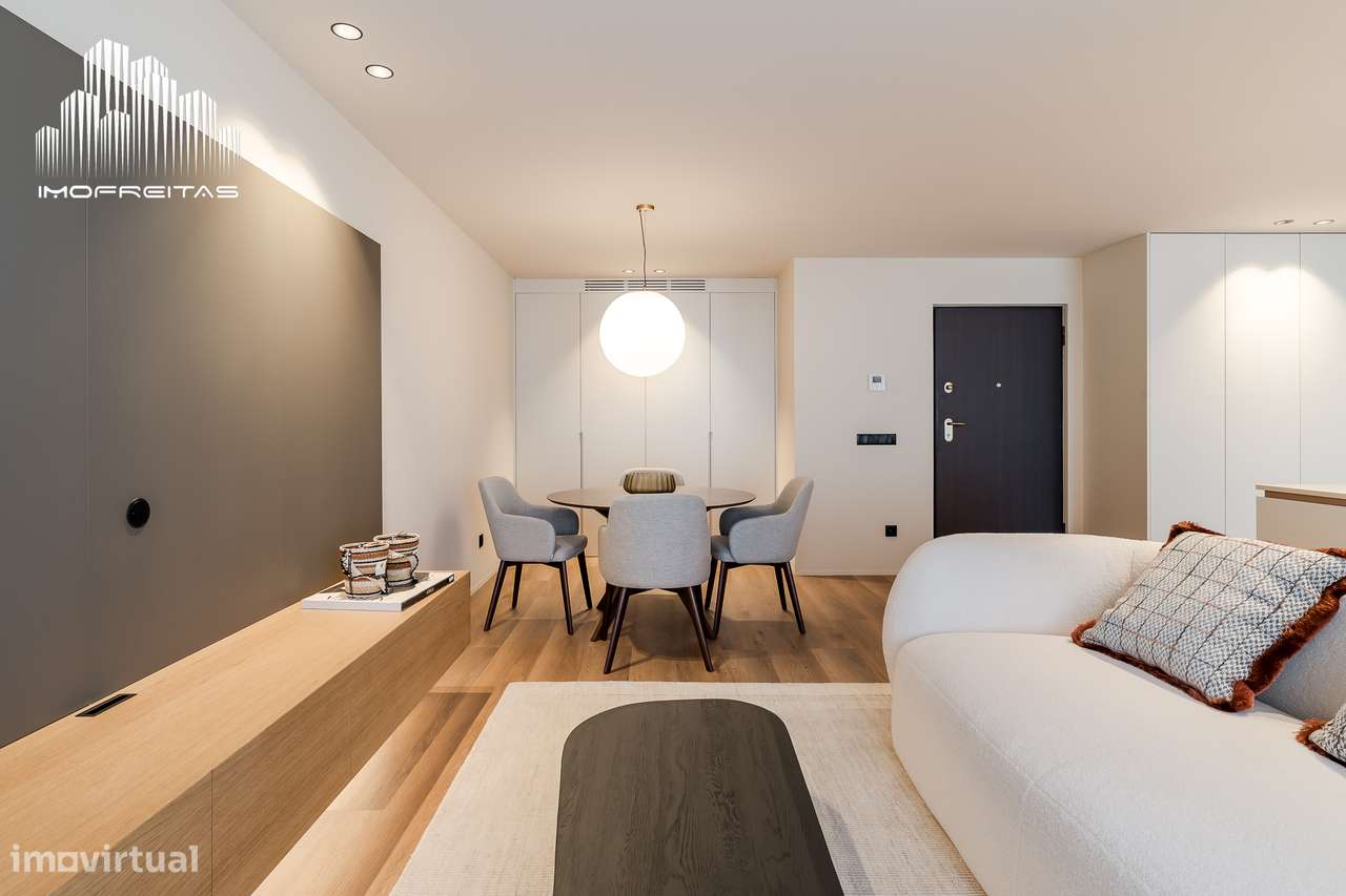 Fantástico T2 com 2 Frentes e com Excelentes Áreas!-16