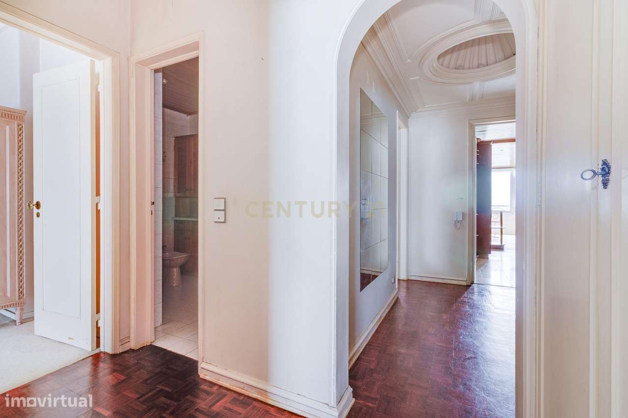 Fantástico T2 com Vista Rio em Linda-a-Velha-16