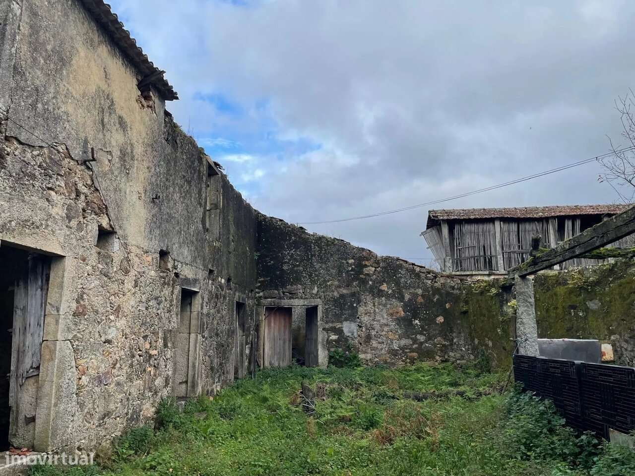 Ruína em Milheirós de Poiares, Santa Maria da Feira-8