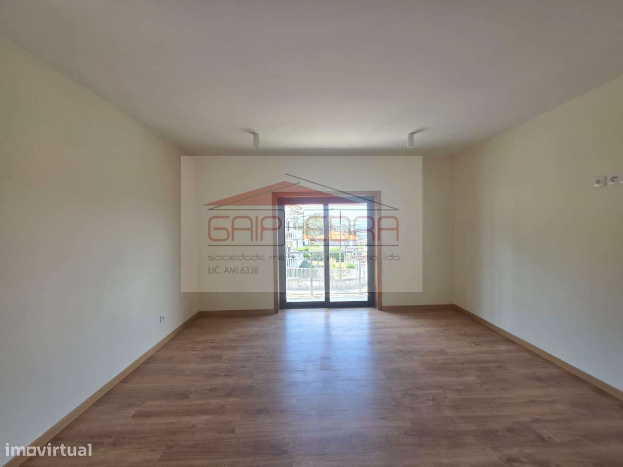 Moradia 4 frentes nova  com 840 m2 terreno em Felgueiras-23