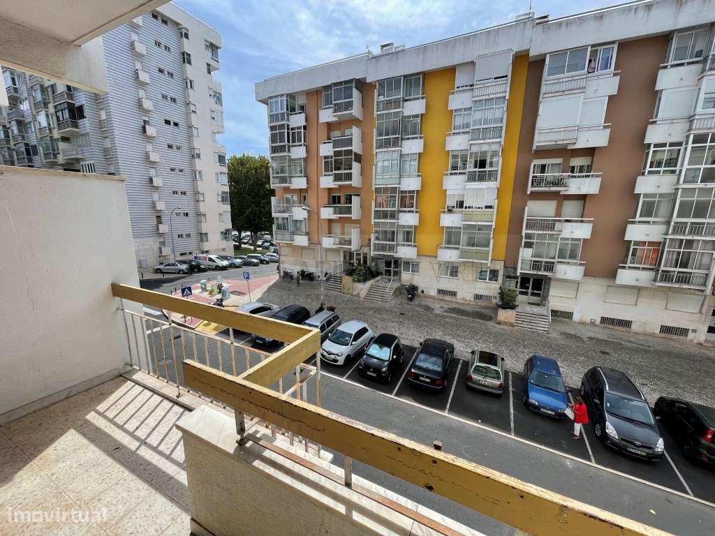 Vende-se T2 com varandas e arrecadação em Oeiras-12