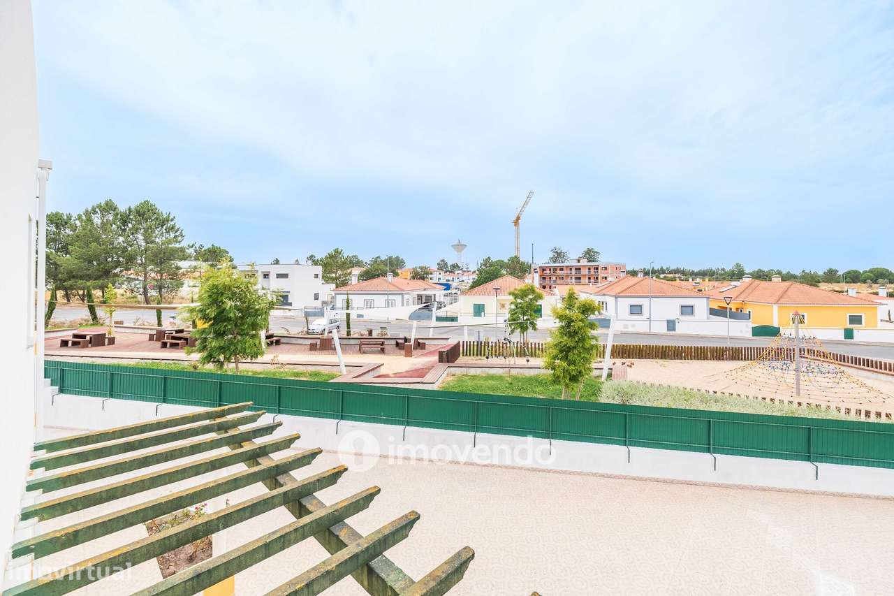 Moradia T4 com garagem e espaço exterior enorme, em Coruche-33