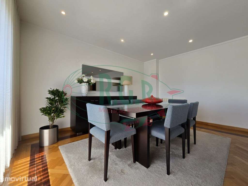 Apartamento T2| Lg Garagem 2 Carros | Localização Central São Cosme-7