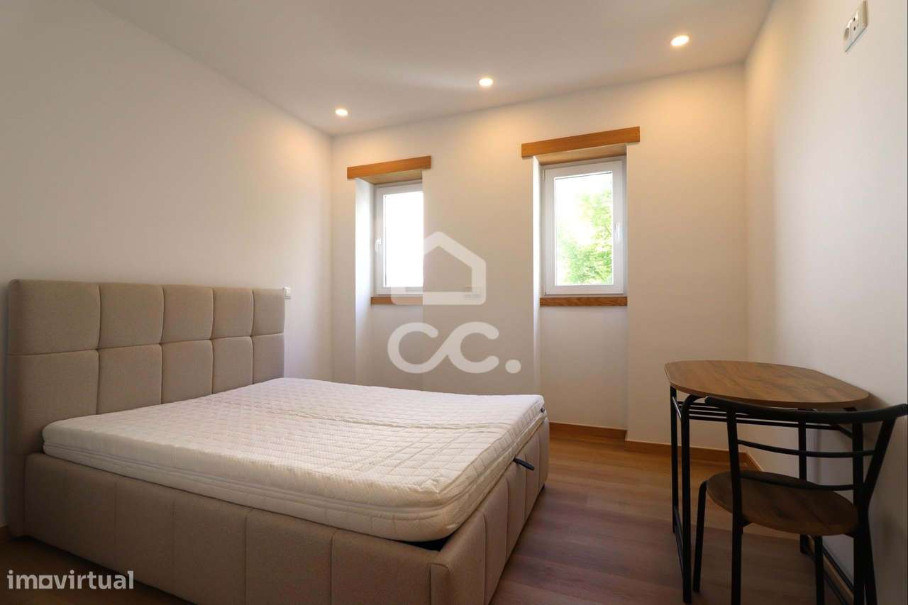 Moradia totalmente remodelada com 6 apartamentos T2 junto à Dias da Si-31
