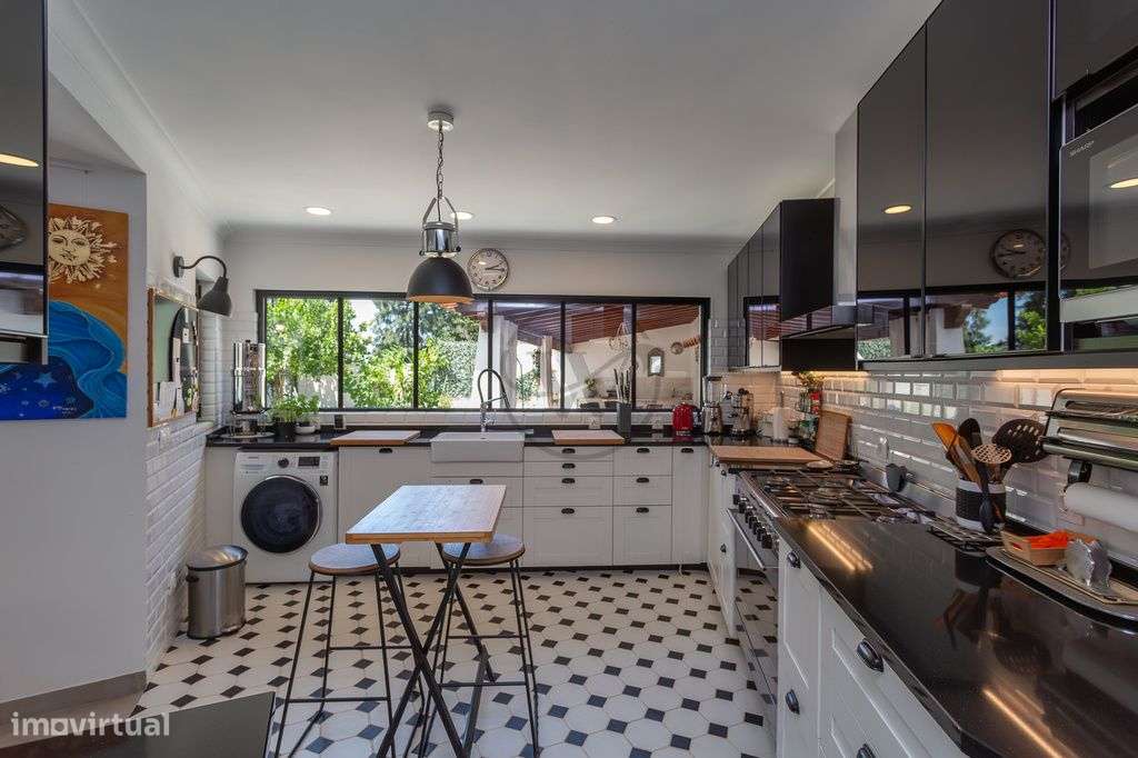 Moradia T5 com jardim e piscina no coração histórico de Azeitão-17