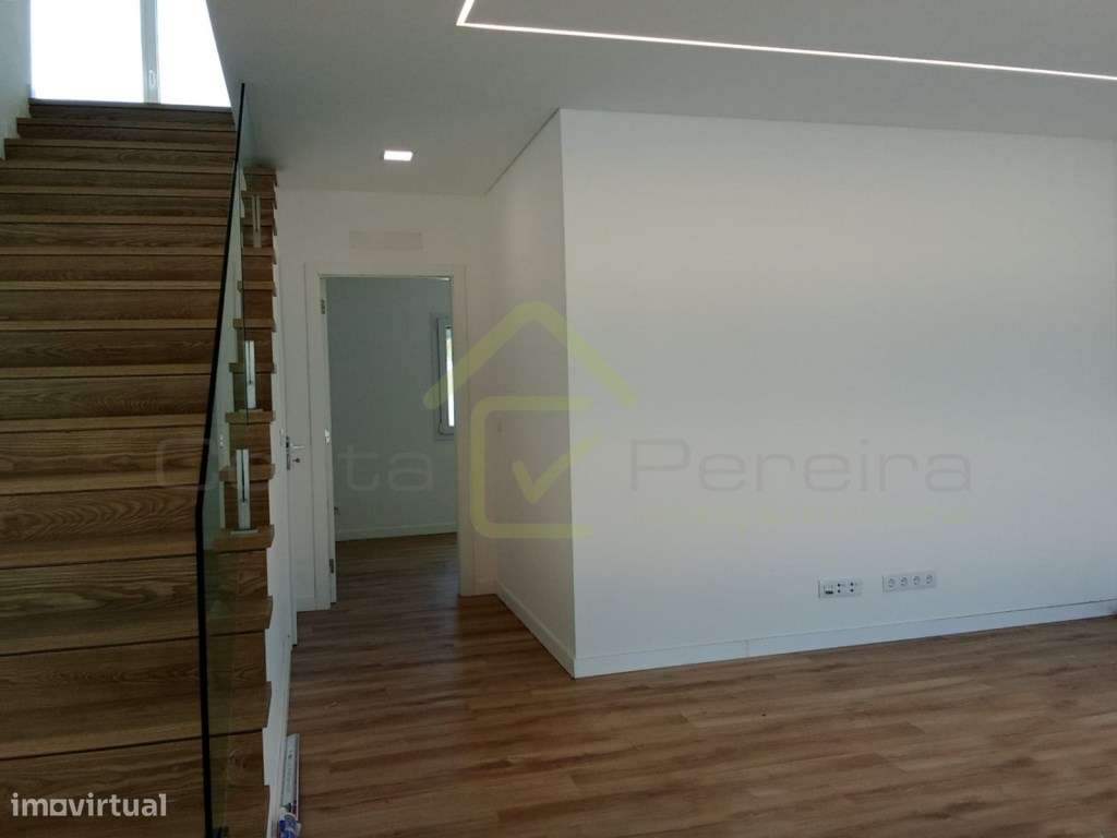 Moradia T4 Nova com garagem e logradouro-6