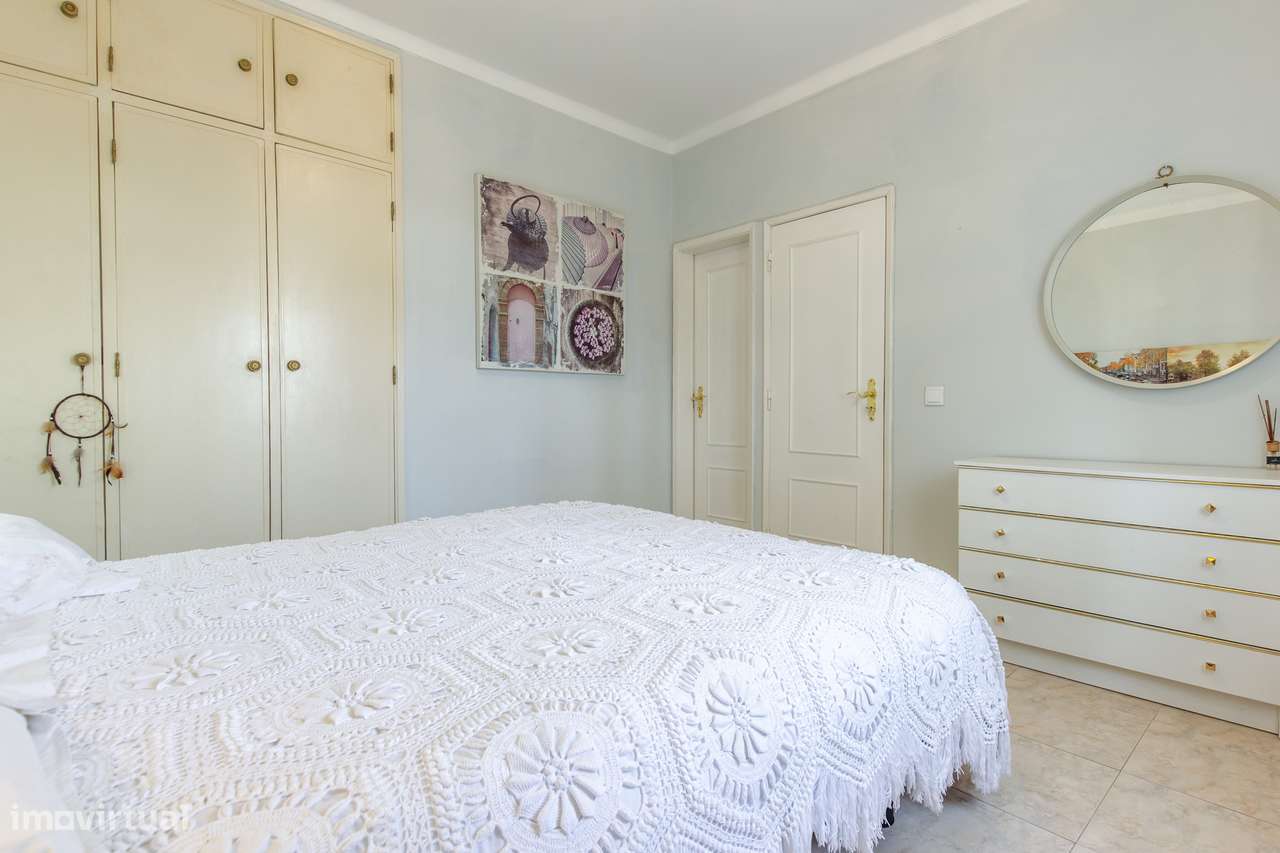 Moradia Bifamiliar com 2 Apartamentos T1 para Habitação e Rendimento-20