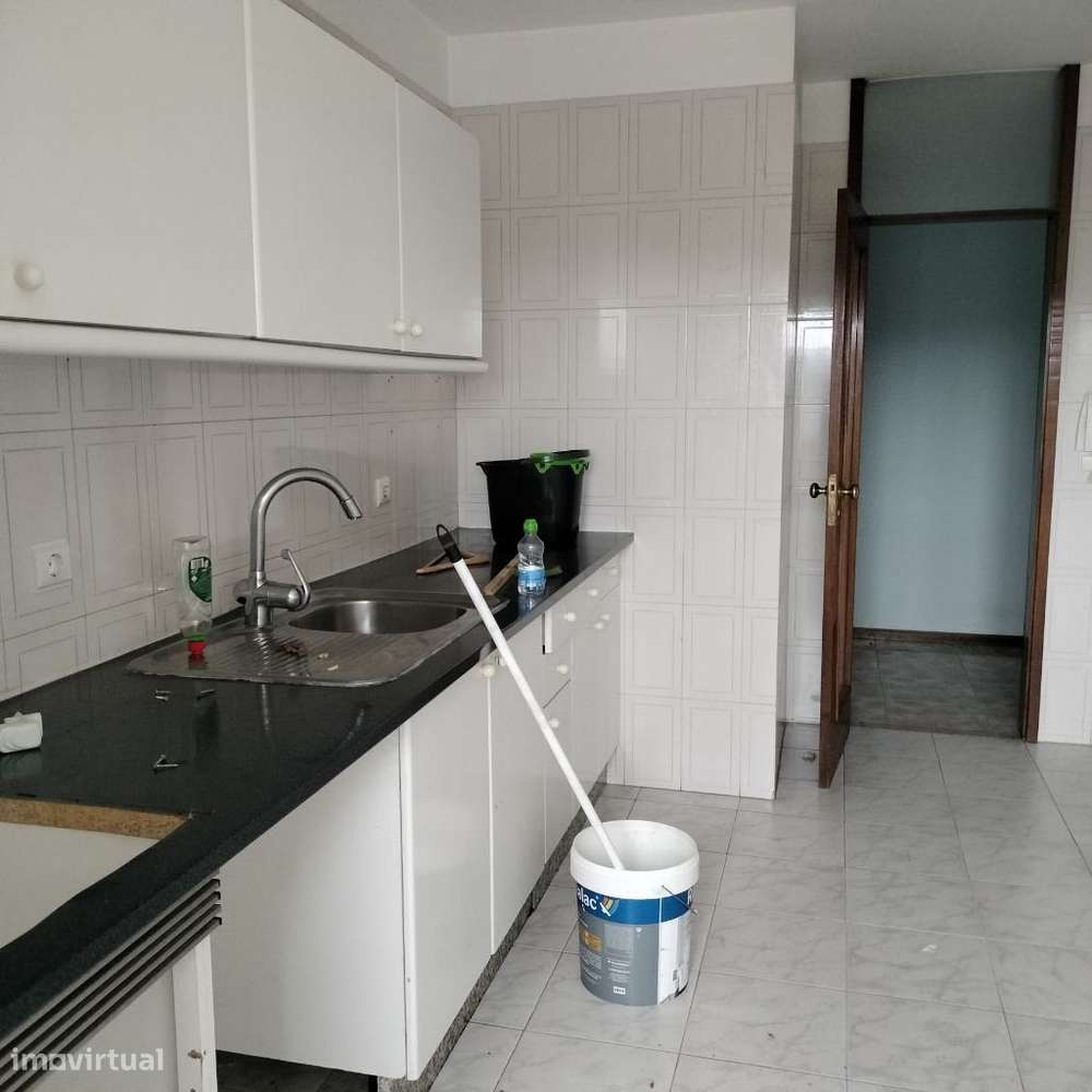 Apartamento T2 com lugar garagem e arrumo, remodelação incluída - Grande imagem: 2/11