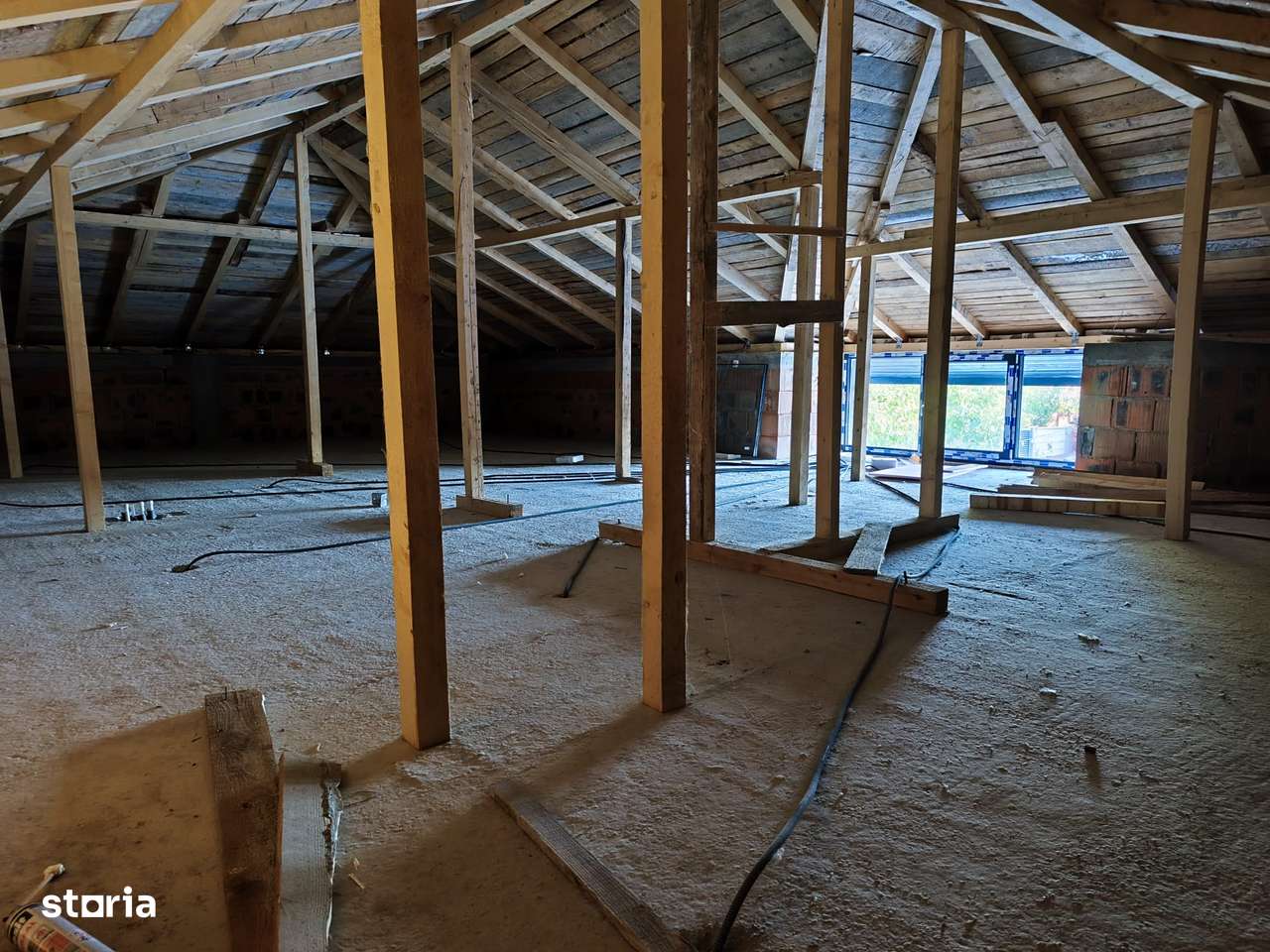 FARA COMISIOANE in Gulia la drum asfaltat casa 4 camere 2 bai P+M-10