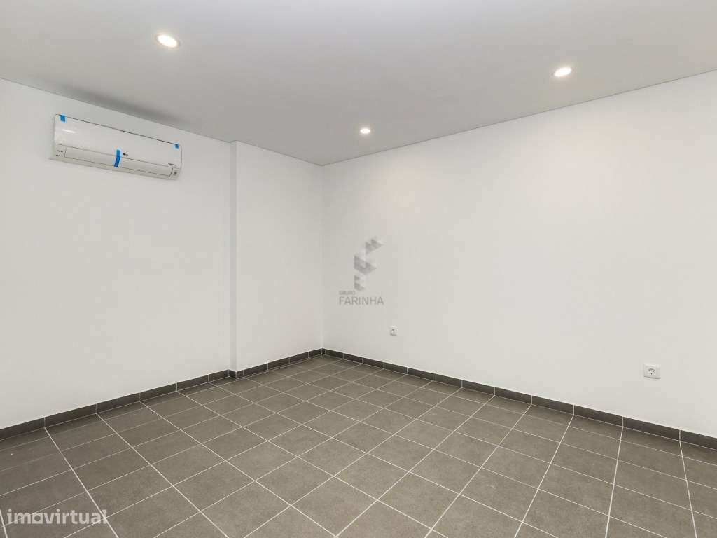 MORADIA T4 NOVA
Famões, moradia independente V4+1 nova com Jardim,...-34