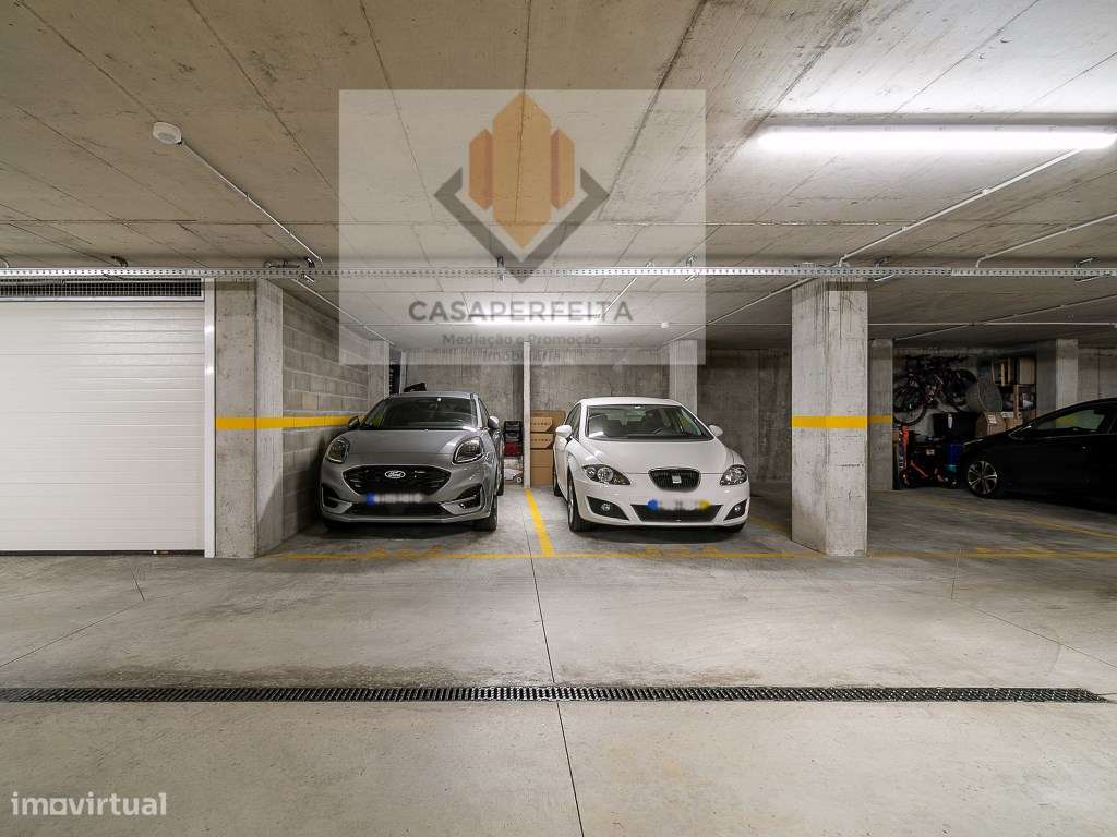 Fabuloso T2 Como Novo com Terraço e Lugar de Garagem - Candal-32