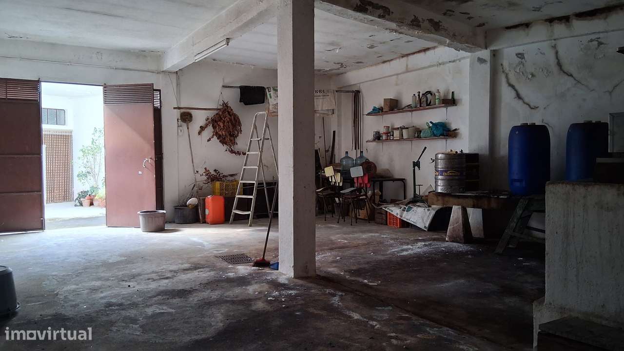 Moradia com Quintal, Garagem e Anexos no Coração de Coruche – Santarém-17