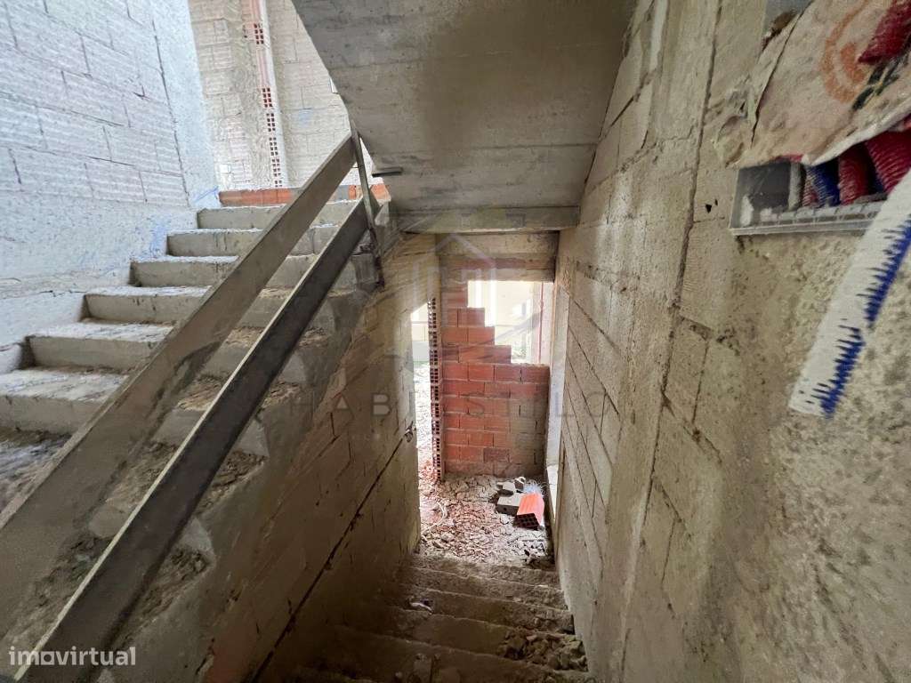 Moradia V4 com excelentes acabamentos-21