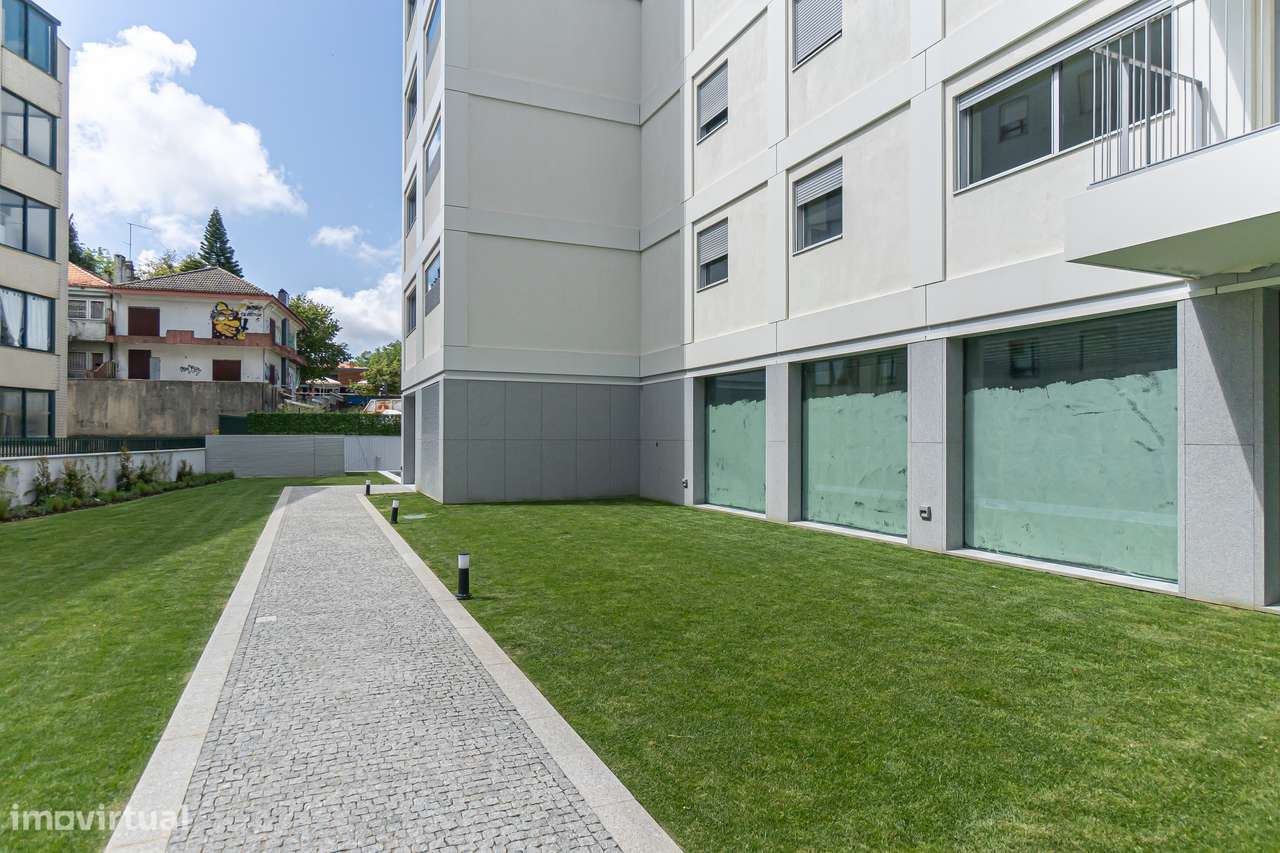 T3 Novo em Condomínio com Jardim, 3 Garagens, Permuta Possível-20