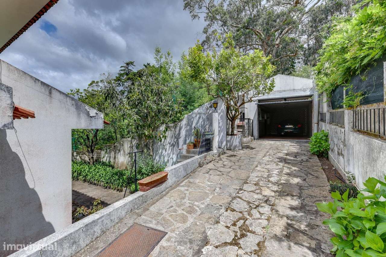 Moradia T6 em Sintra com jardim, garagem e vista de mar ao fundo-25