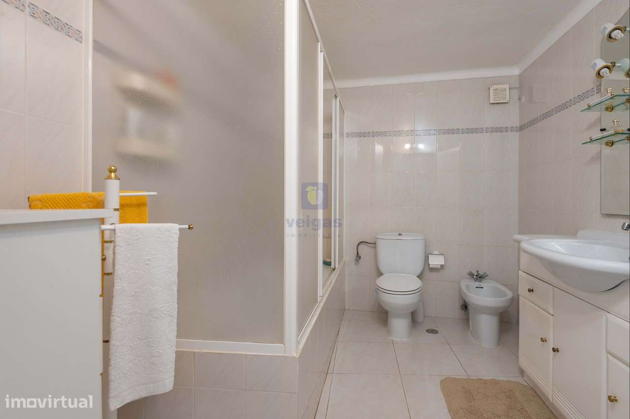 Moradia com Glamour! T4 com Garagem e Terraço no Centro de Vidais-20