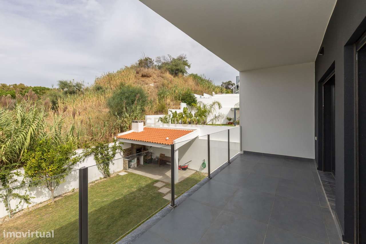 Moradia Isolada T4 de Prestígio – Bairro de São João, Sobreda-48